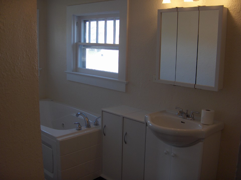 upstairs bathroom with jacuzzi tub