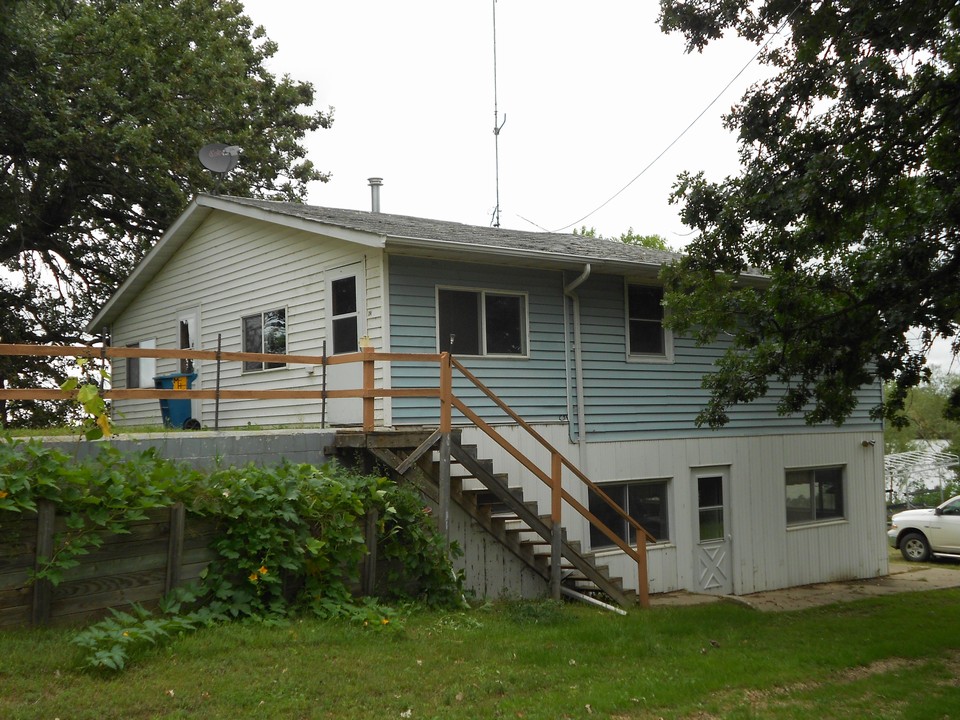 side view this is taken from the driveway.  you can walk right out to the lake.