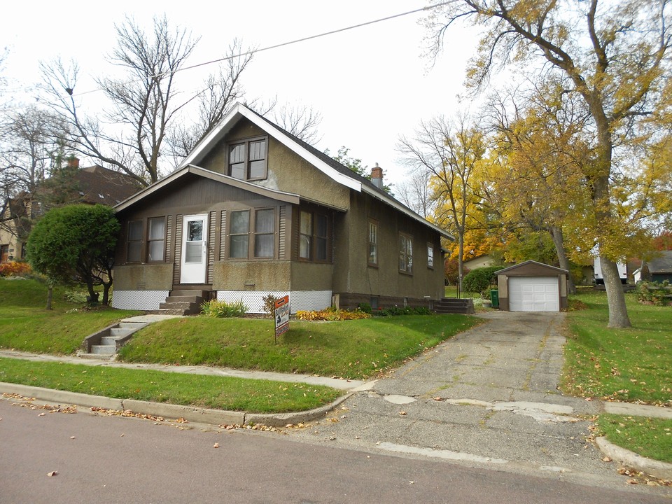 front of house nice driveway and single garage