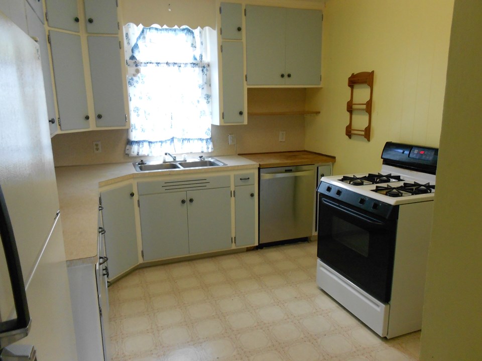 kitchen appliances are included.  you also get a freezer and washer and dryer.