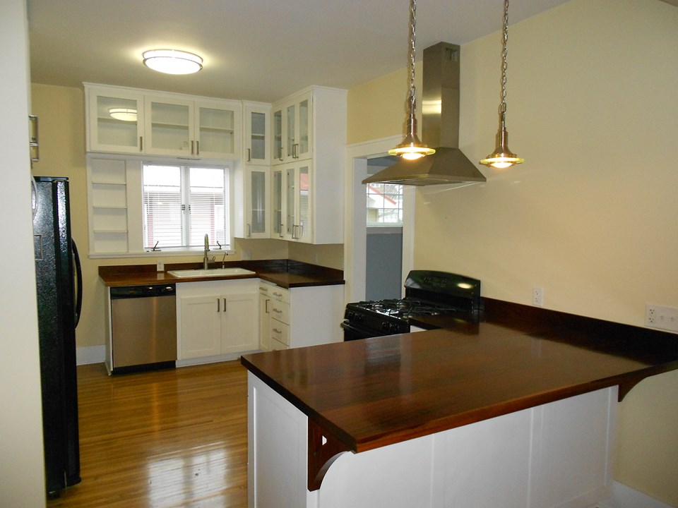 kitchen very modern with nice appliances, breakfast bar, hardwood floors
