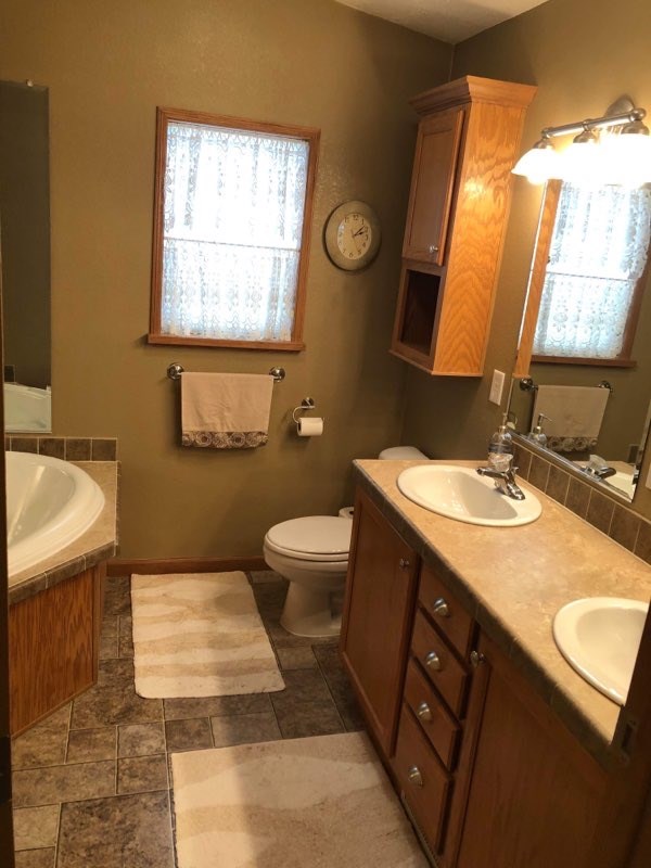 master bathroom dual sinks, jacuzzi tub, walk in shower.