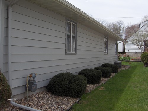 side of house notice the nice landscaping and central air.