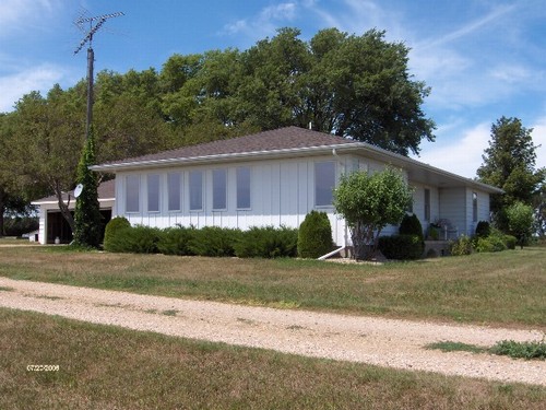 outside south side of home showing the plenty windows.
