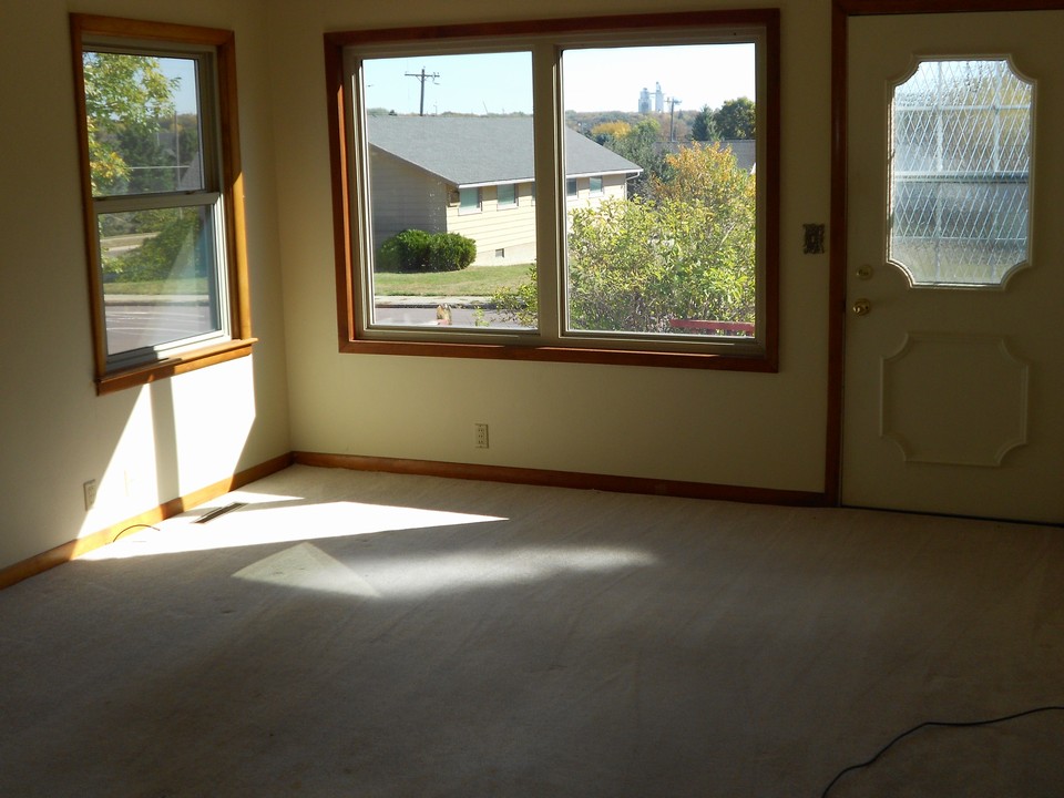 living room nice windows in great condition.