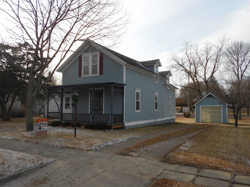 wider view of front of home and garage