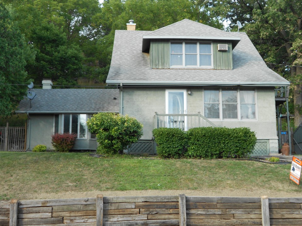 front of home newer roof and built in fence