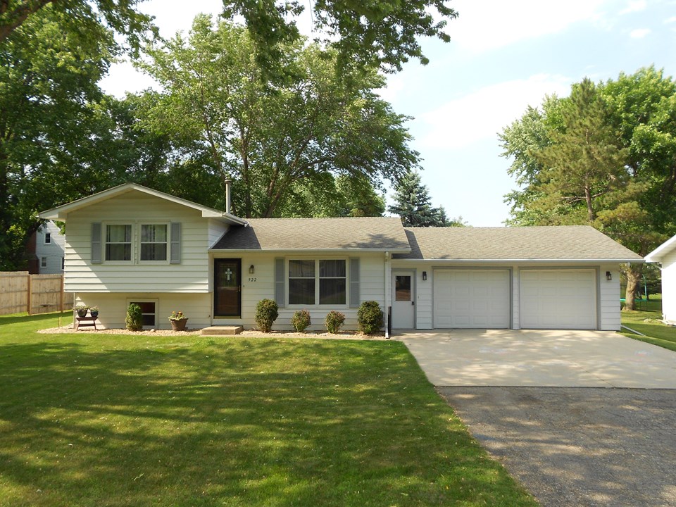 front of home very nicely landscaped. nice driveway, front yard, fence