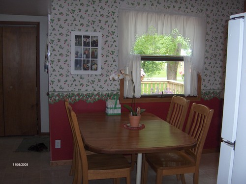 eating area in kitchen