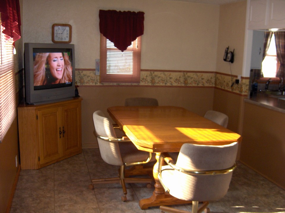 dining area off of kitchen and living area.