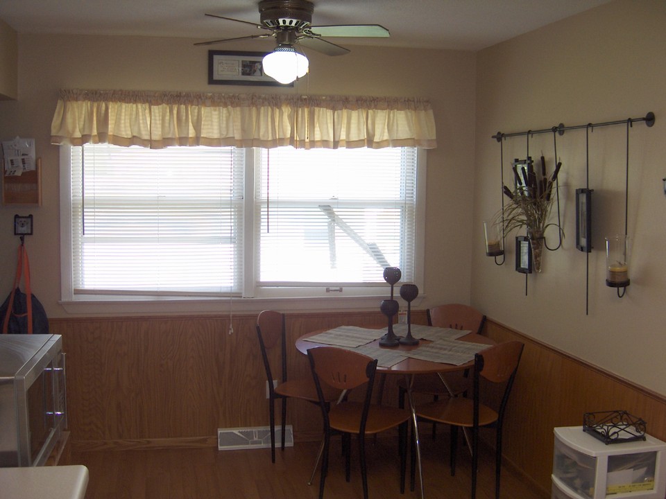 dining area right off of kitchen