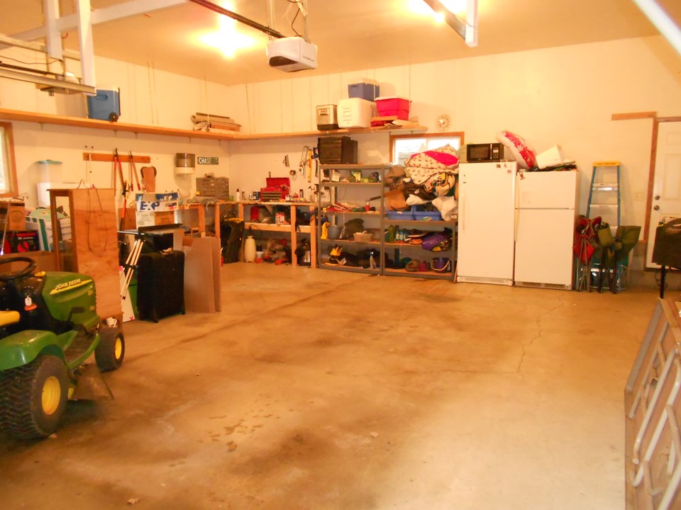 garage lots of room, 2 garage door openers.