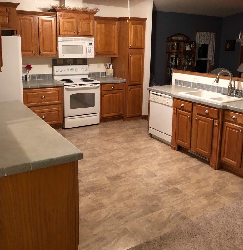 kitchen solid oak cabinets, nice flooring