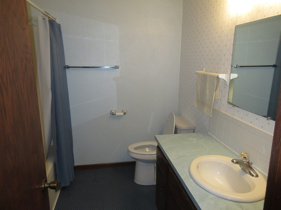 main floor bathroom tub and shower.