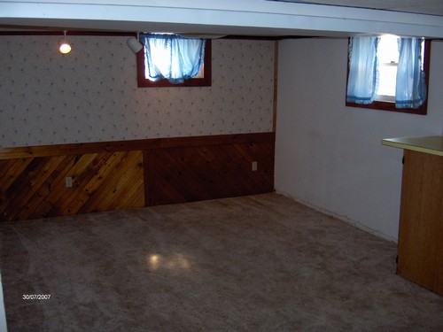 re room extending to left of bar