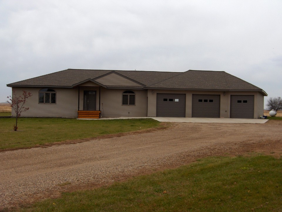 front of house nice landscaping, large garage, great setting
