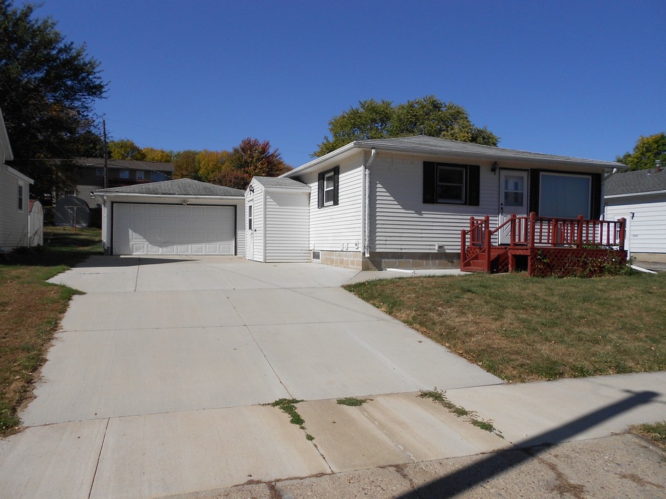 front of home nice driveway and double garage