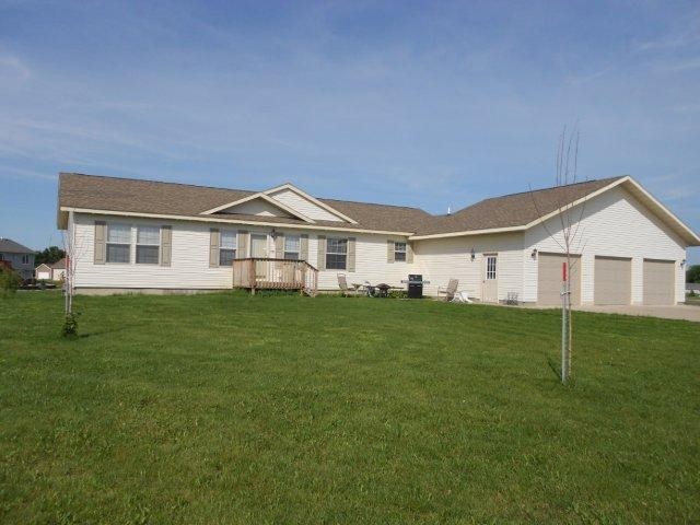 3600 sq foot home with three car garage