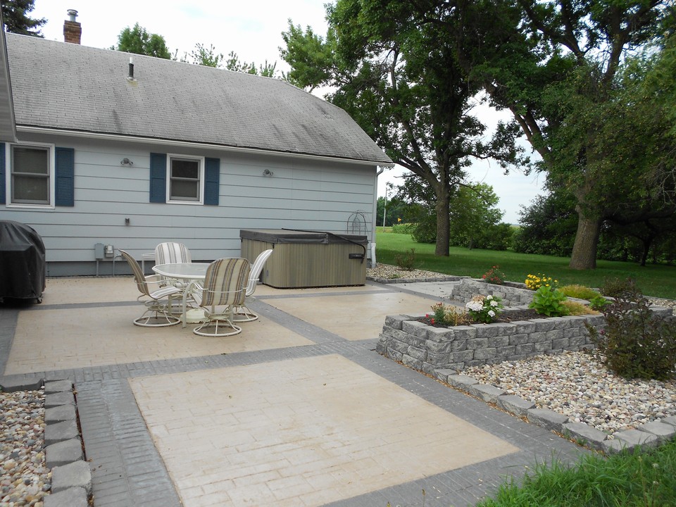 nice landscaping and patio