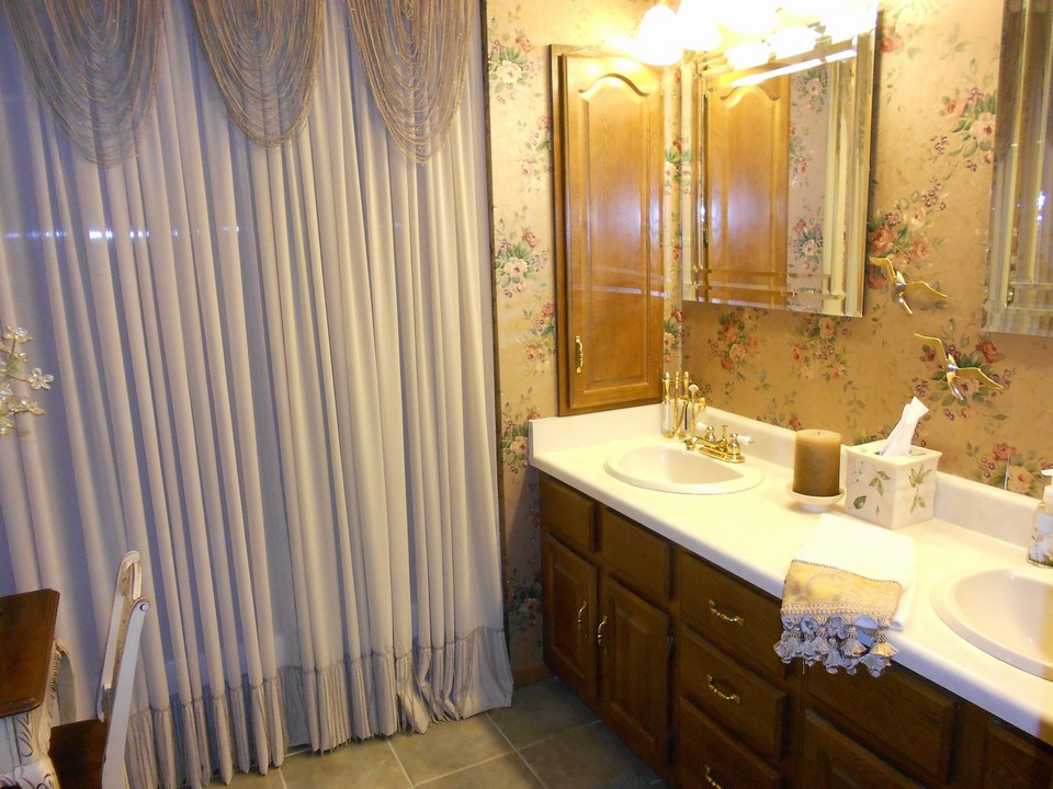 main floor bathroom with 2 sinks and tub/shower