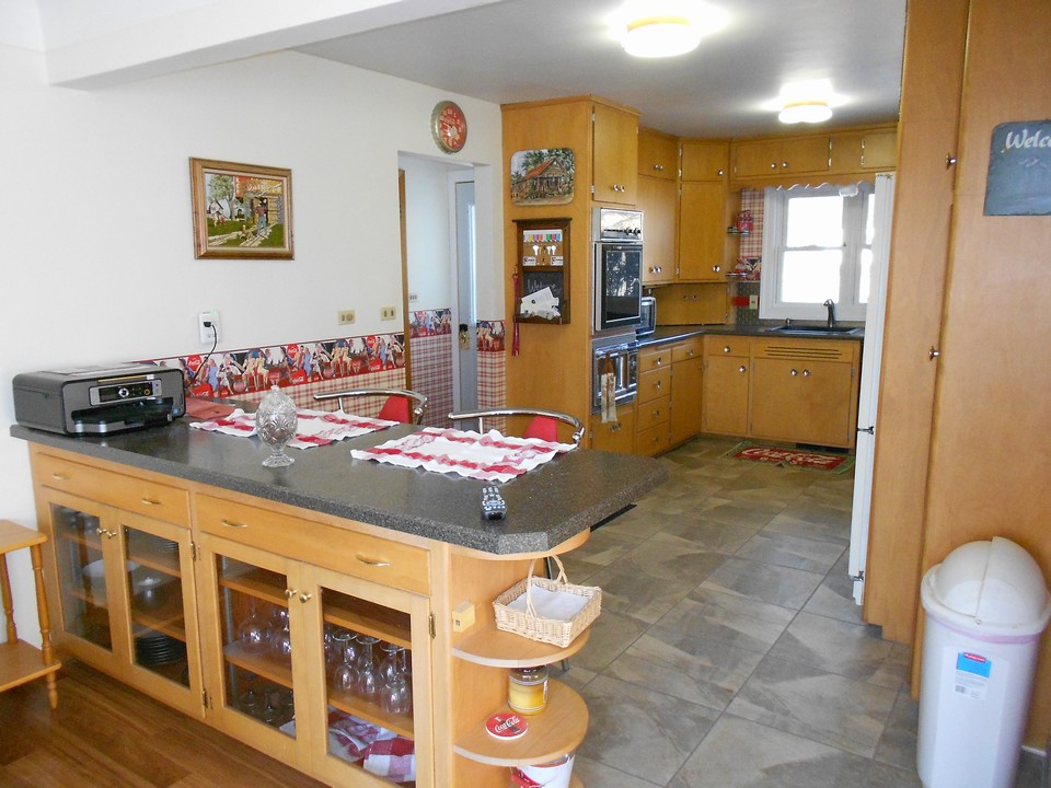 kitchen nice eat in breakfast nook.