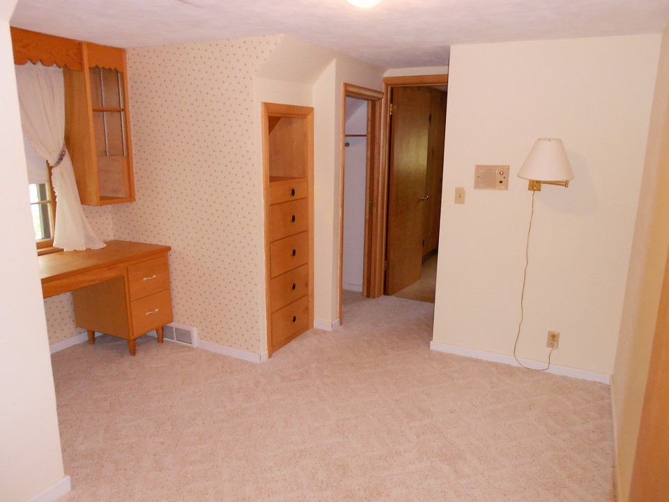 upstairs bedroom access to the bathroom