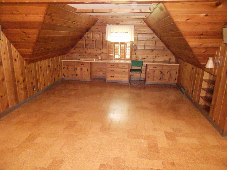 large upstairs bedroom lots of built ins