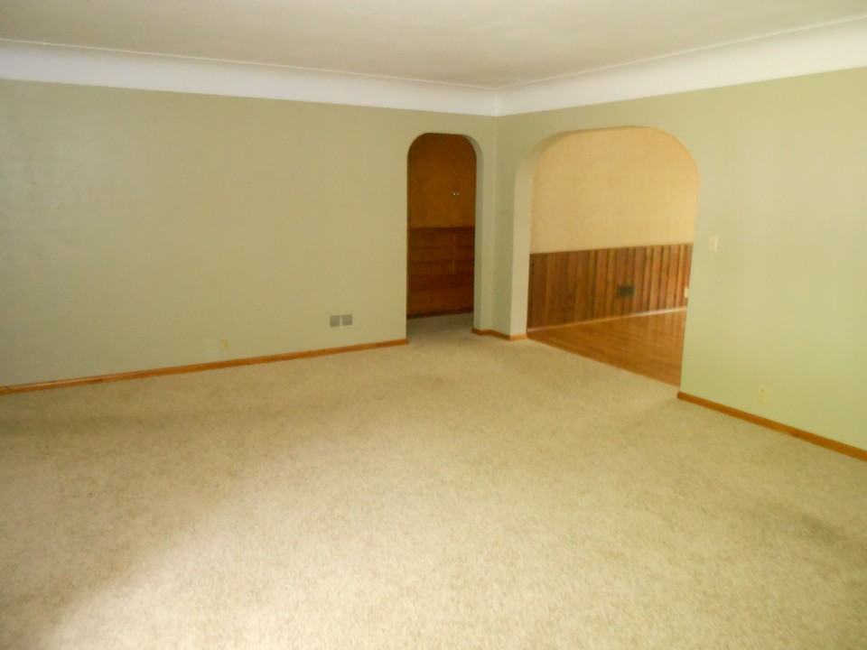 living room hallway to the bedrooms and opening to the dining room