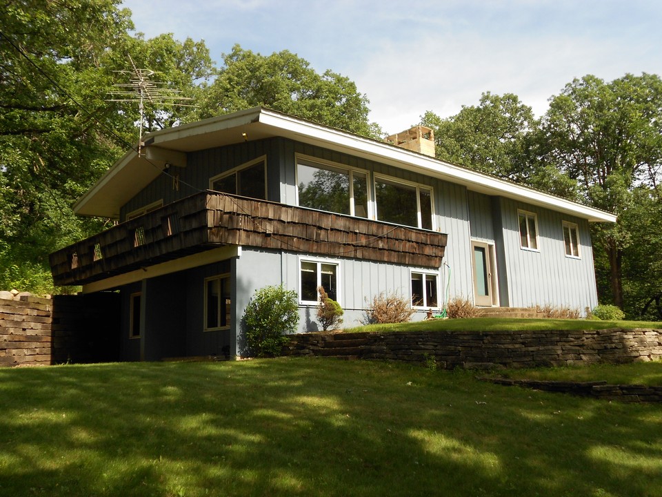 side of home nice deck and big windows.