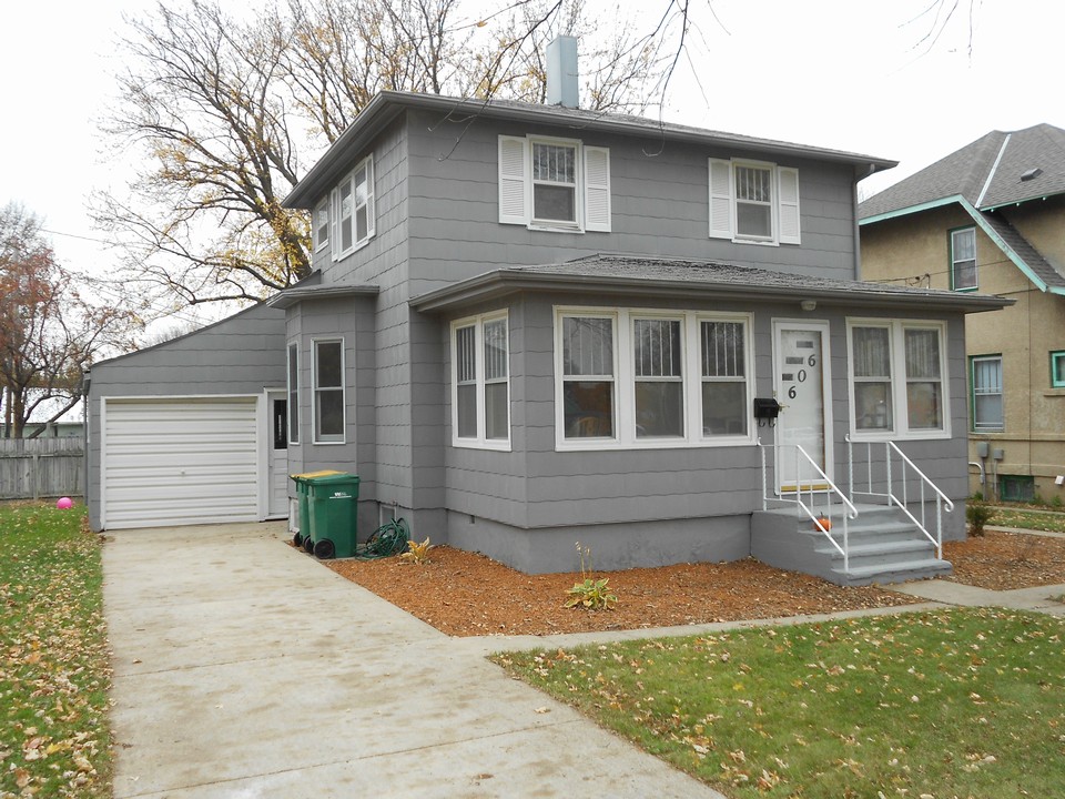 front of home attached single garage.  nice landscaping and paint.