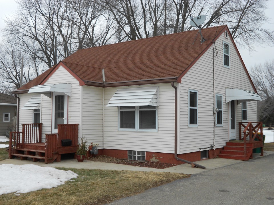 front of home nice siding and driveway