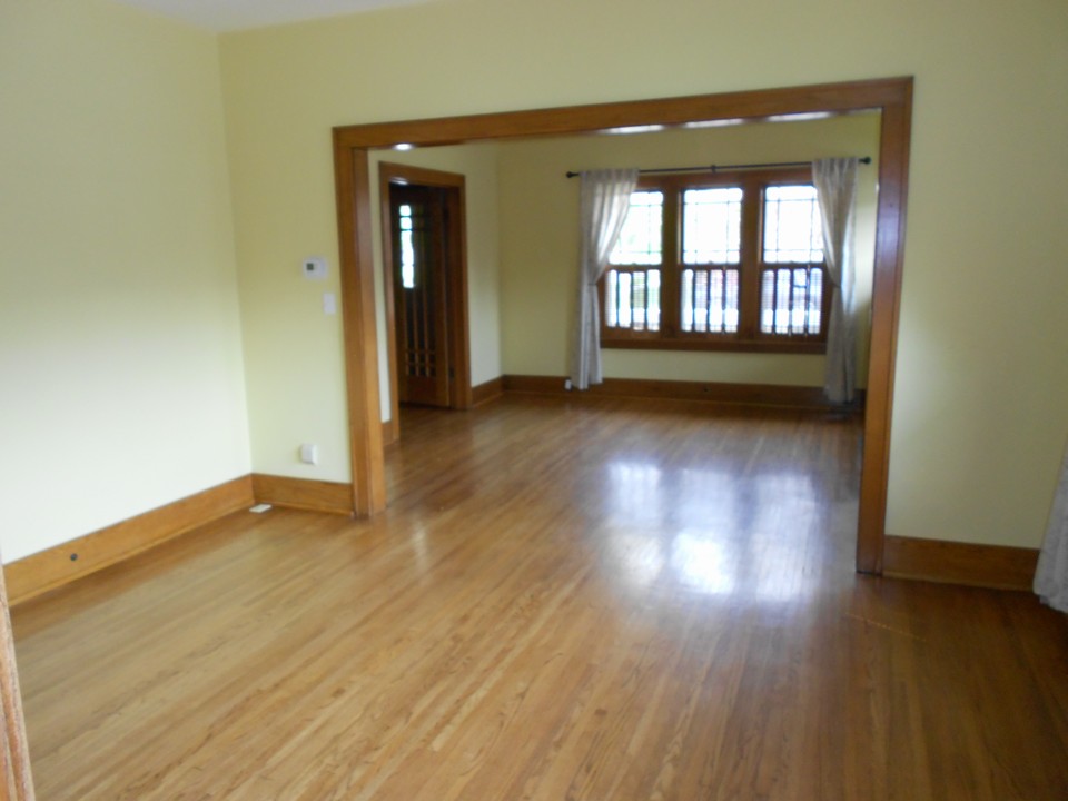 spacious dining and living rooms