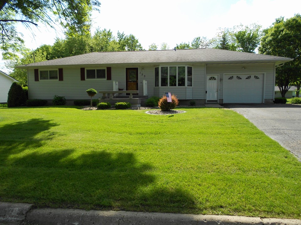 front of home very good roof, new bay window, well maintained landscaping
