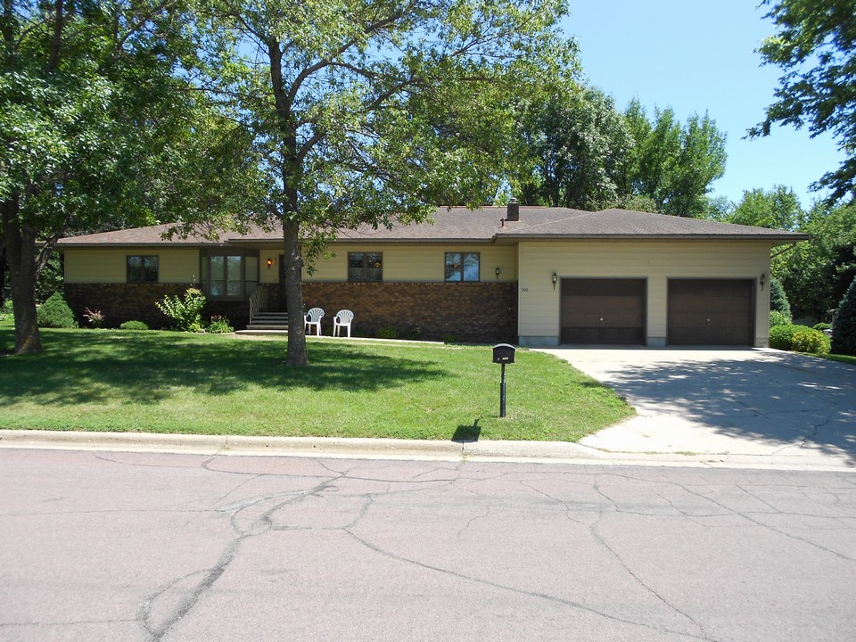 front of home nicely landscaped and great location