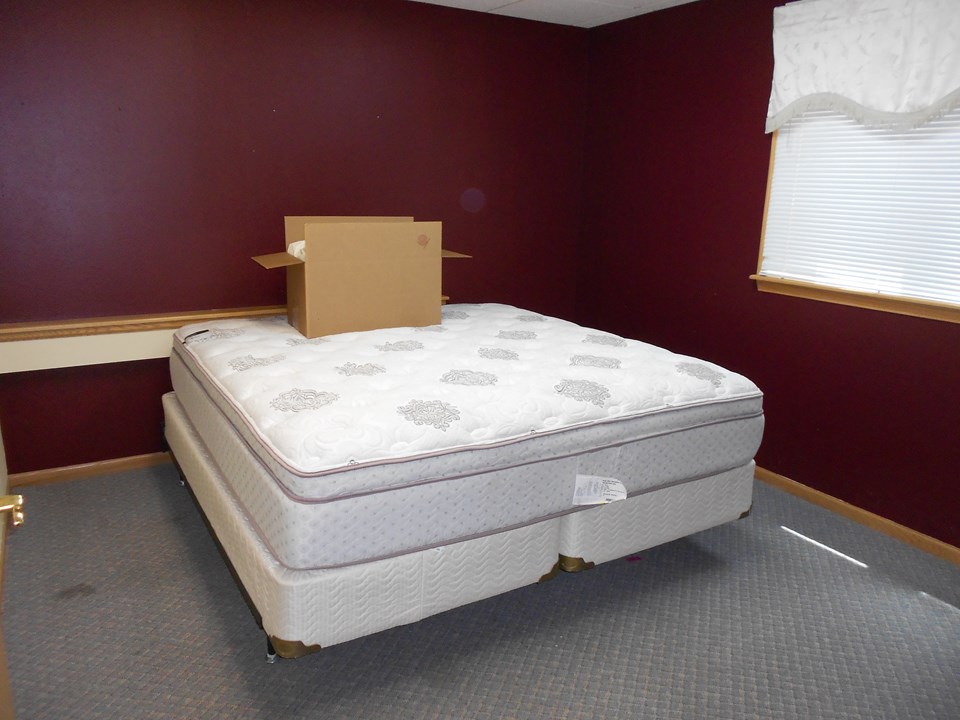 bedroom 1 bed can stay, it is new