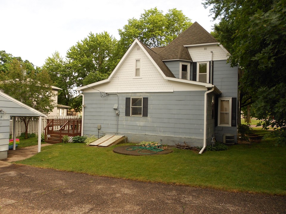 back of home nice deck and basement access.