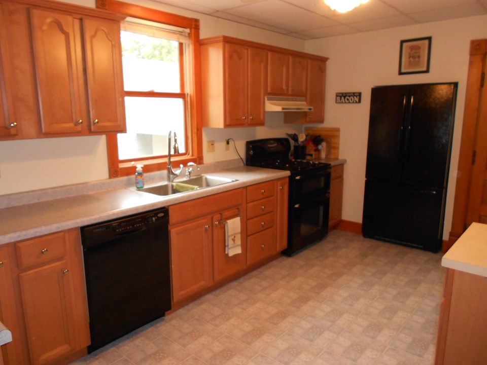 kitchen lots of cupboards and modern appliances, including a double oven and dishwasher.