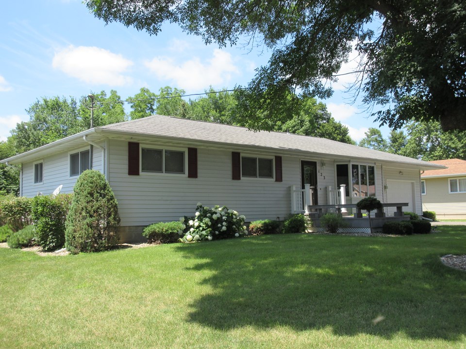 side view of home very nice curb appeal
