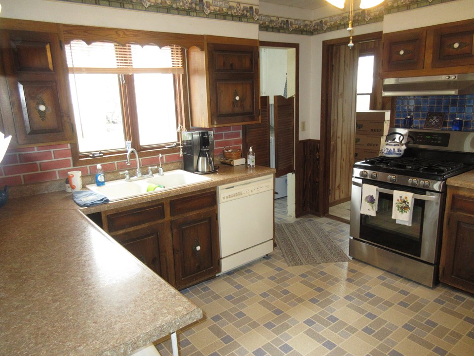 kitchen the swinging doors go into main laundry