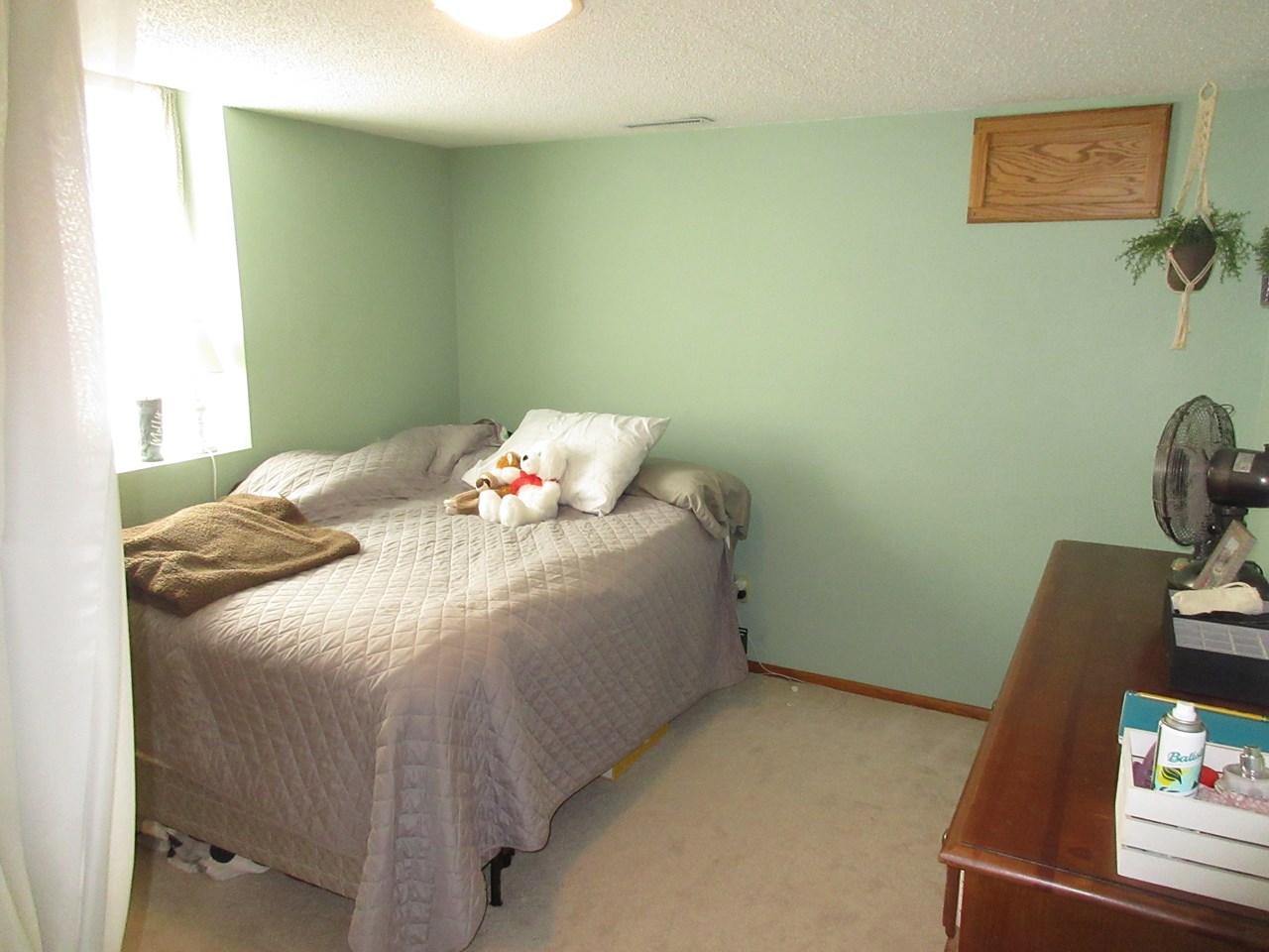 bedroom 3 egress window and closet.

