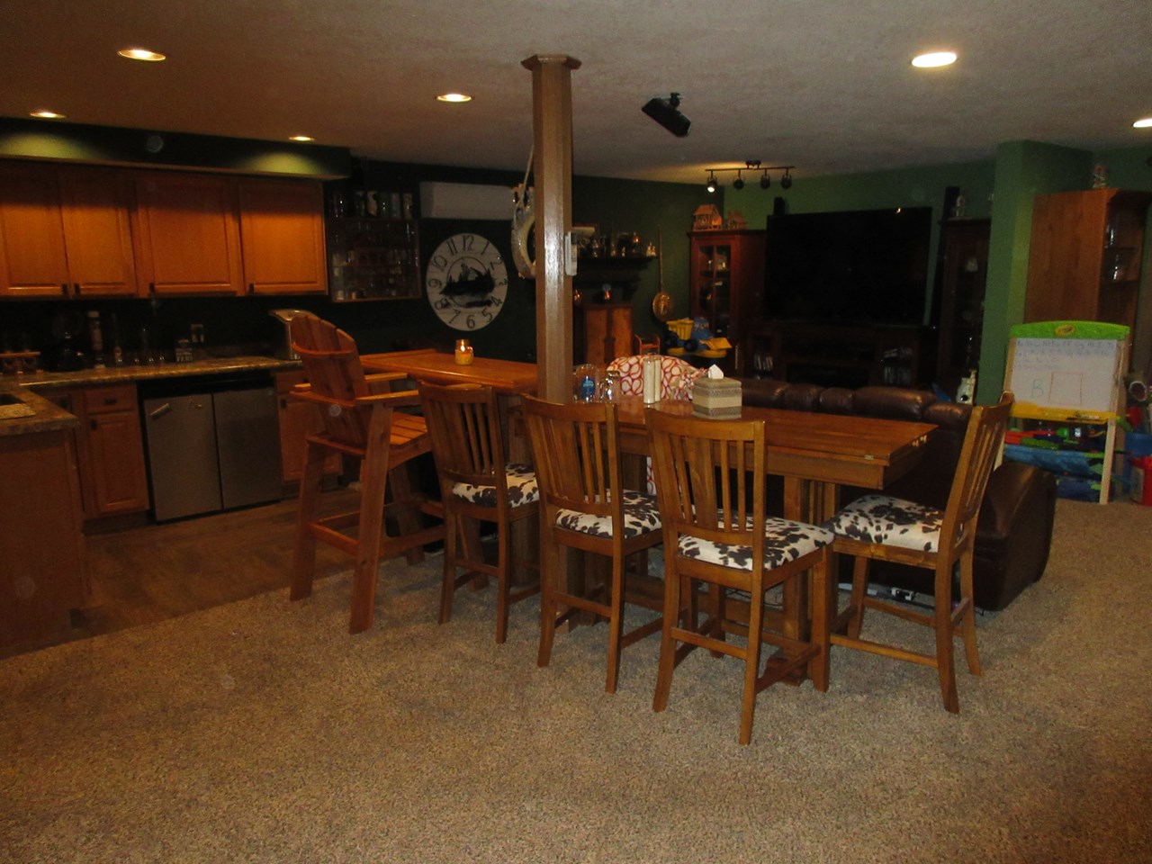 large family with full kitchen/bar