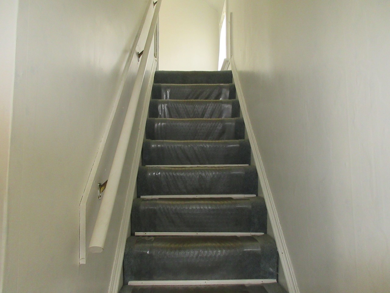 stairs to upstairs bedrooms
