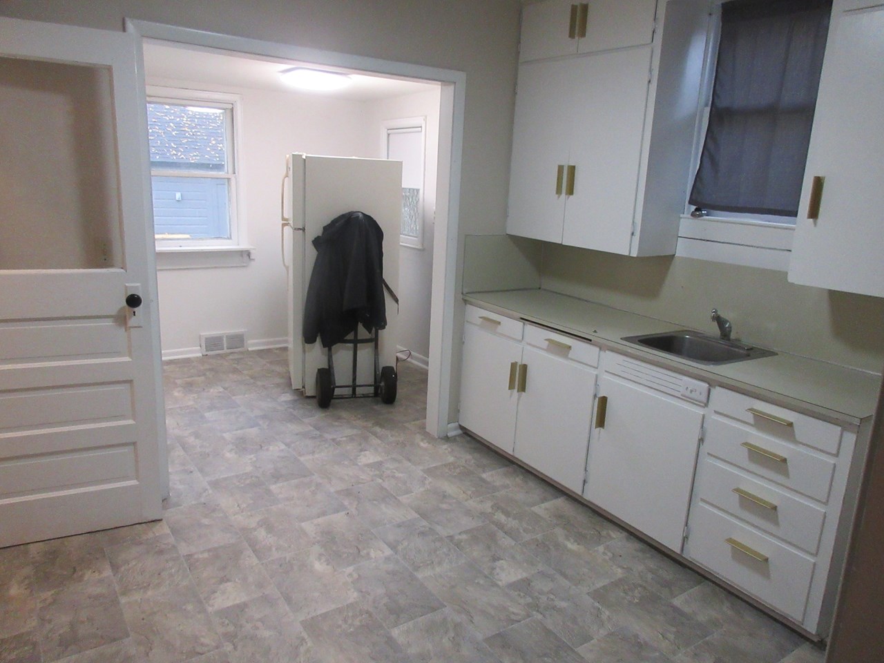 kitchen and breakfast area
