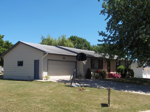 another frontal view nice yard.
