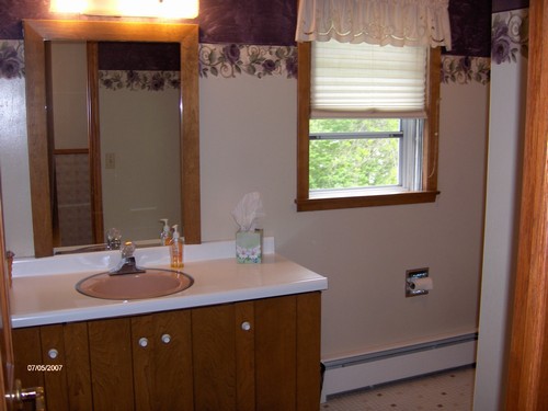 full bathroom near the bedrooms.
