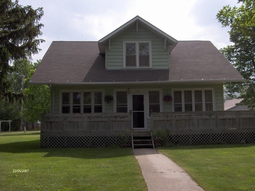 front vinyl siding, good roof, private deck
