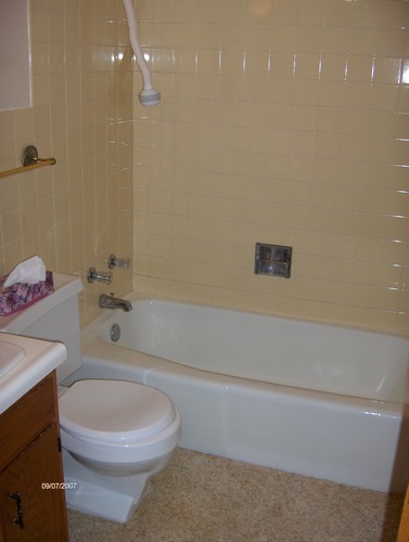 full bath between both bedrooms